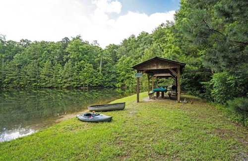Ellijay House | Frog Pond Hollow Lodge Private private pool/lake