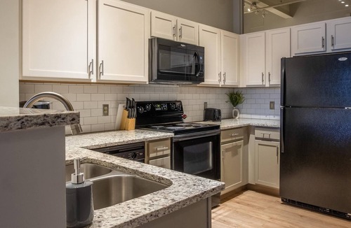 North Shore Apartment | Frontdesk | Bright and Open 2 BR Apt