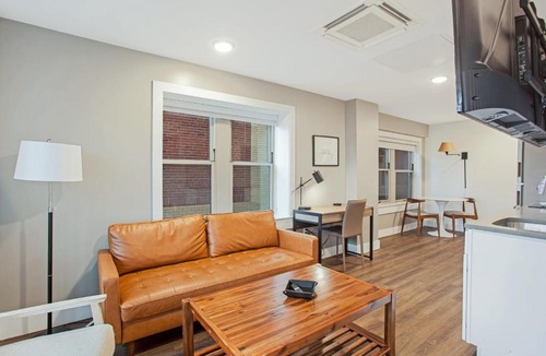 Hanover Place Apartment | FRONTDESK Bright Studio Apt near Union Station
