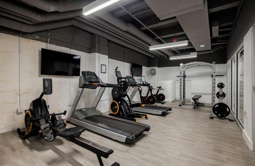 Hanover Place Apartment | FRONTDESK Bright Studio Apt near Union Station