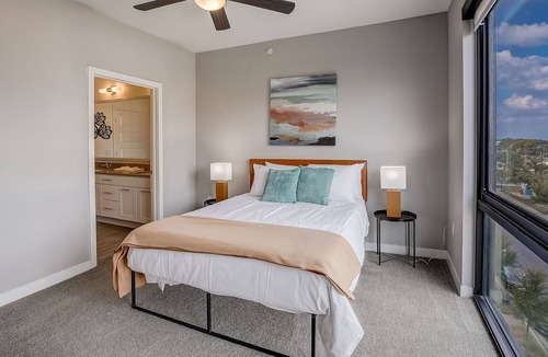 Highland Apartment | FRONTDESK Five Two At Highland Apts Downtown Austin