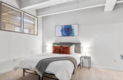 North Shore Apartment | Frontdesk | Modern 2 BR in Troy Hill