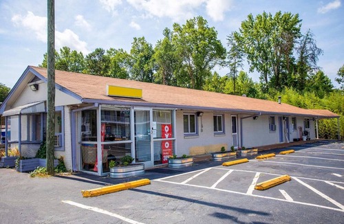 Kernersville Apartment | Full Bed|Smk|Kernersville NC