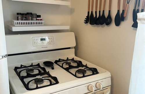 Barberton House | Fully Furnished Corporate Rental - 2 Kitchens + Private Suite - 30+ Day Stays