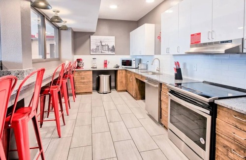 University District House | 🔷Fun Micro-Unit w/ Garage Parking Near High St. | Jacuzzi, Fitness Gym, WiFi, +