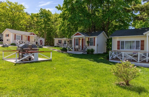 Hulls Cove Cabin | Gallagher`s Travels Cabin Five (King)