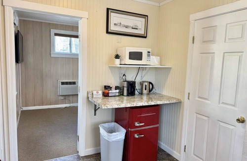 Hulls Cove Cabin | Gallagher`s Travels Cabin Four (Two Bedroom)