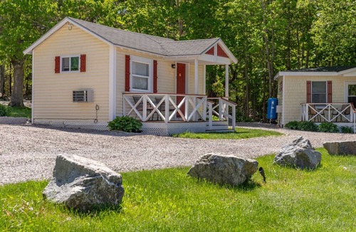Hulls Cove Cabin | Gallagher`s Travels Cabin 3 (Single Queen)