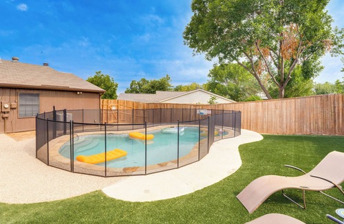 The Colony Cottage | Game Room & Pool: Family Home in The Colony!
