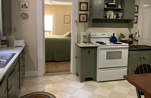 Stonington Cottage | Garden cottage w/ 4 kayaks/gear/dock/patio, parking on Stonington Harbor nearby