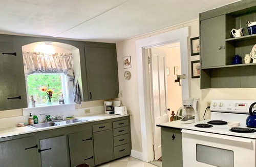 Stonington Cottage | Garden cottage w/ 4 kayaks/gear/dock/patio, parking on Stonington Harbor nearby