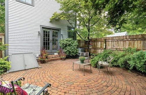 German Village House | German Village Cottagecore style home. Blissful garden. Off-St Parking.