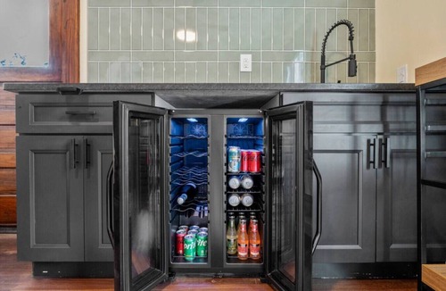 Merion Village House | German Village Private Hot Tub & Chef’s Kitchen