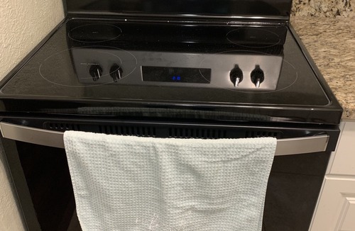 Bay Area Condo | Get it while you can. Feels like home. Roomy condo full kitchen