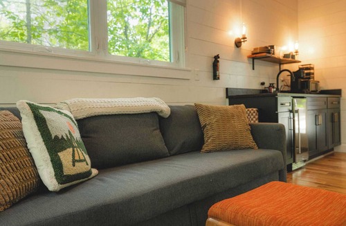 Freeport Cabin | Glamping cabin w/full bath + spa access - 21