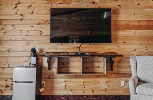 Tully Cabin | Golf, Outdoor Bar, Restaurant - The Cedar Haven
