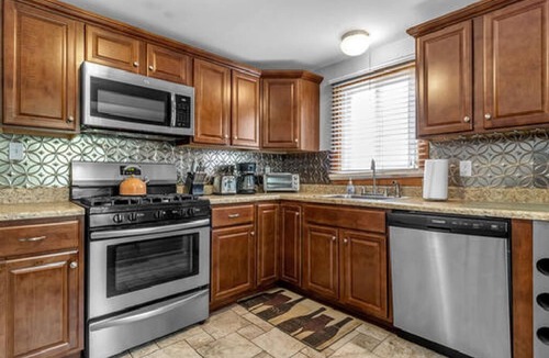 North Buffalo Apartment | Gorgeous 2 Queen Bed North Buffalo Apartment with Free parking & 70 Inch TV