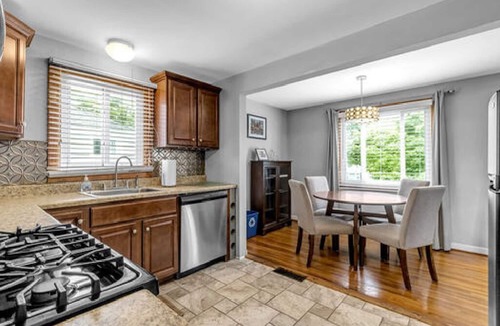 North Buffalo Apartment | Gorgeous 2 Queen Bed North Buffalo Apartment with Free parking & 70 Inch TV