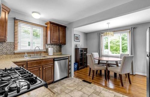 North Buffalo Apartment | Gorgeous 2 Queen Bedroom Apartment in North Buffalo with 70 inch TV