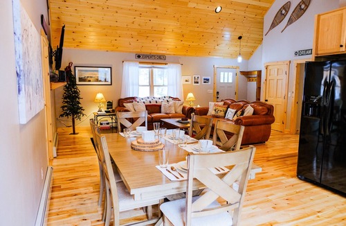 Bethel Cabin | GORGEOUS CABIN, 10 MINUTES FROM SUNDAY RIVER! CENTRAL AC! SAUNA+HOT TUB!