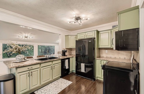 Lewis Center House | Gorgeous Farmhouse in Lewis Center with a private pond, barn and a backyard