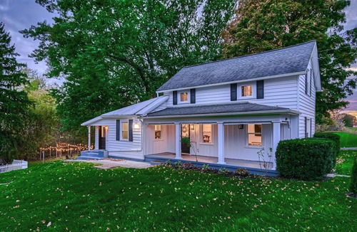 Lewis Center House | Gorgeous Farmhouse in Lewis Center with a private pond, barn and a backyard