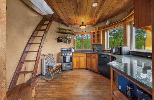 Alpine Cabin | Gorgeous Hilltop Paradise with epic views and swimming pond