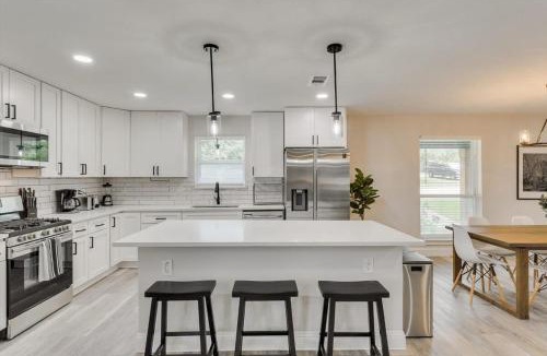 Garland House | Gorgeous Sunny Home for Big Groups w Private Pool