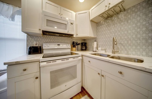 Geneva-on-the-Lake Cabin | GOTL Strip Cottage, Walk to the Beach