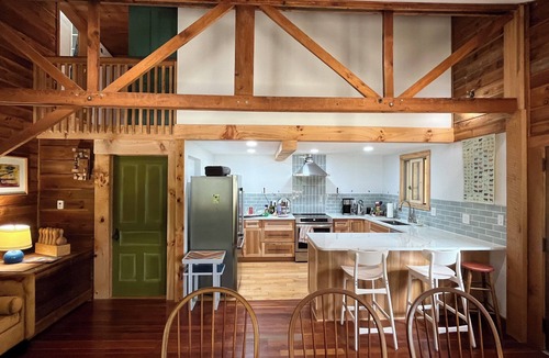 Beyer Cabin | Gracious countryside retreat NE of Pittsburgh at Artist’s Cabin