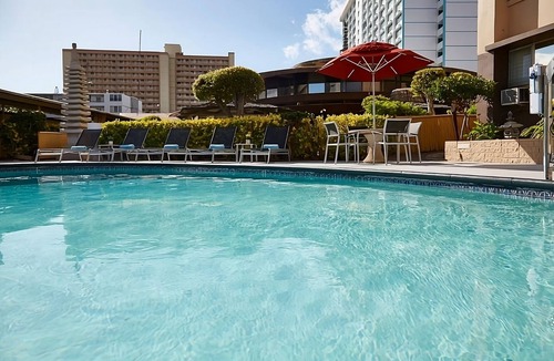 Ala Moana House | Great Location! 4 Comfortable Units, Onsite Pool, Pets Allowed