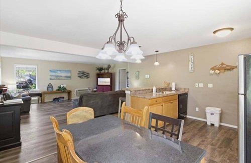 Osage Beach Cabin | Great Location, Margaritaville Amenities & Hot Tub