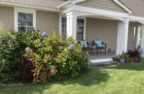 Bonnet Shores Cottage | Great Narragansett Location! Classic Beach Cottage. Short Walk to Kelly Beach.