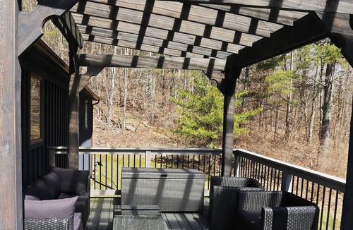 North Blenheim House | Great Spring Deal! Hot Tub, Fish, Hike, Disc Golf or Chill on the Deck!