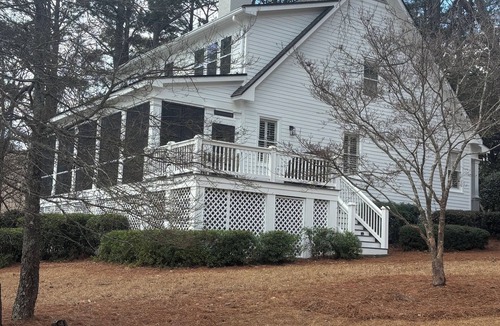 Eatonton Cottage | Great Waters gem! Spacious Waterfront Cottage! Family Friendly Getaway!