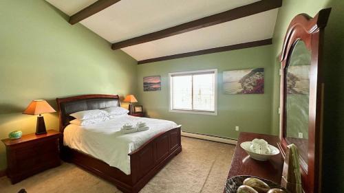 Greenville Junction House | Greens, Pines & Lake Views Condo