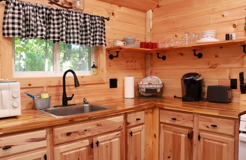 Inlet Cabin | Grizzly Cabin at The Bears Cottages in Inlet