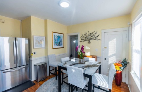 High Street Hill House | Group-Friendly 6BR House Close to Everything