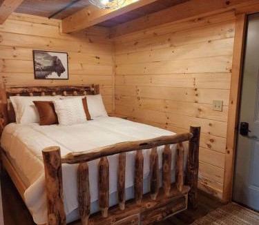 Scio House | Group Friendly Cabin with Spa on the Deck near Tappan Lake in Ohio