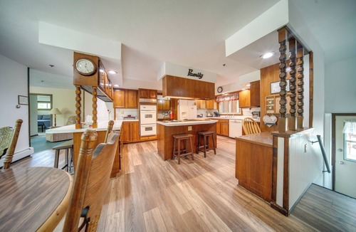 Conneaut House | Group-Friendly Lake Erie Getaway w/Private Yard