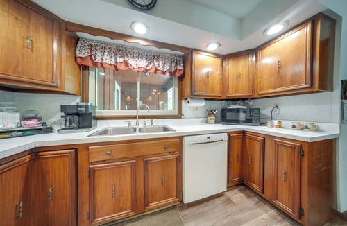 Conneaut House | Group-Friendly Lake Erie Getaway w/Private Yard