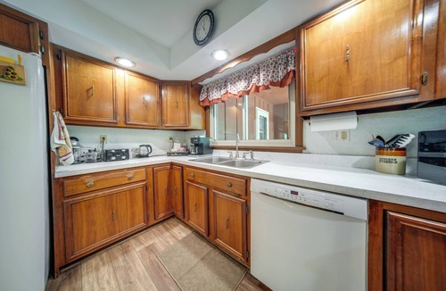 Conneaut House | Group-Friendly Lake Erie Getaway w/Private Yard