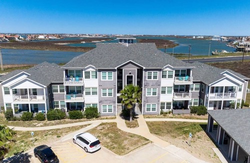 Corpus Christi Condo | GUEST FAV Beach, Pool sleeps 8