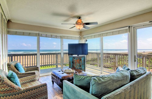 Corpus Christi Condo | Gulfstream Condos Unit 218 | Beachfront Corner Unit | Amazing View
