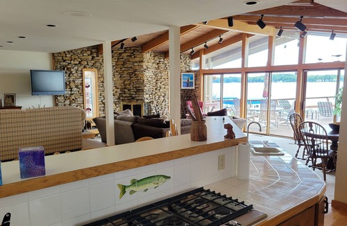 South Gull Lake House | Gull Lake Getaway - House & Guesthouse - Dock, Boat Lift, Sandy Beach, Garage