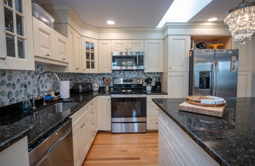 Narragansett Pier House | Hadley Seaside Cottage July&Aug wks available! 1 block to beach, passes included