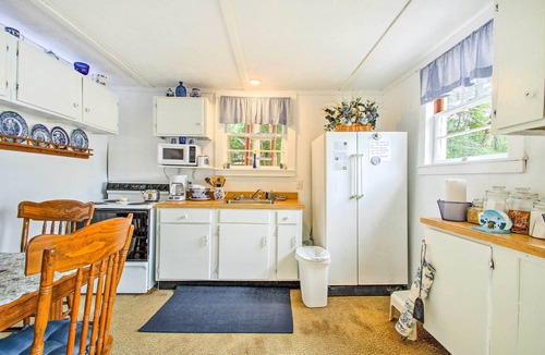 Hartford Cottage | Hartford Cottage w/Private Beach on Bear Pond!