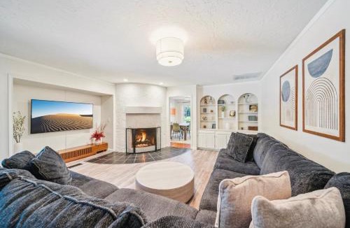 South Tulsa House | Heart of Tulsa, pool, game room, Sleeps 8