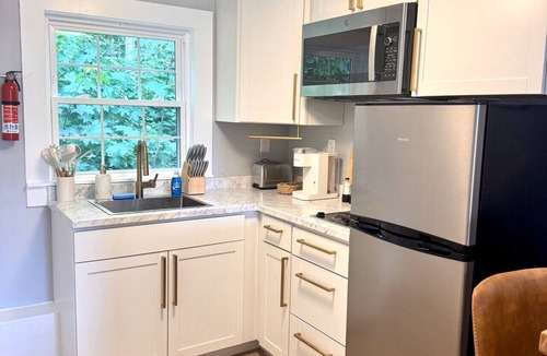 Old Orchard Beach Condo | Heated Saltwater Pool Short Walk to Beach Pier 11