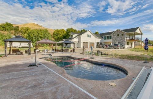 Preston House | Heated Saltwater Pool: Home on Scenic Cub River!